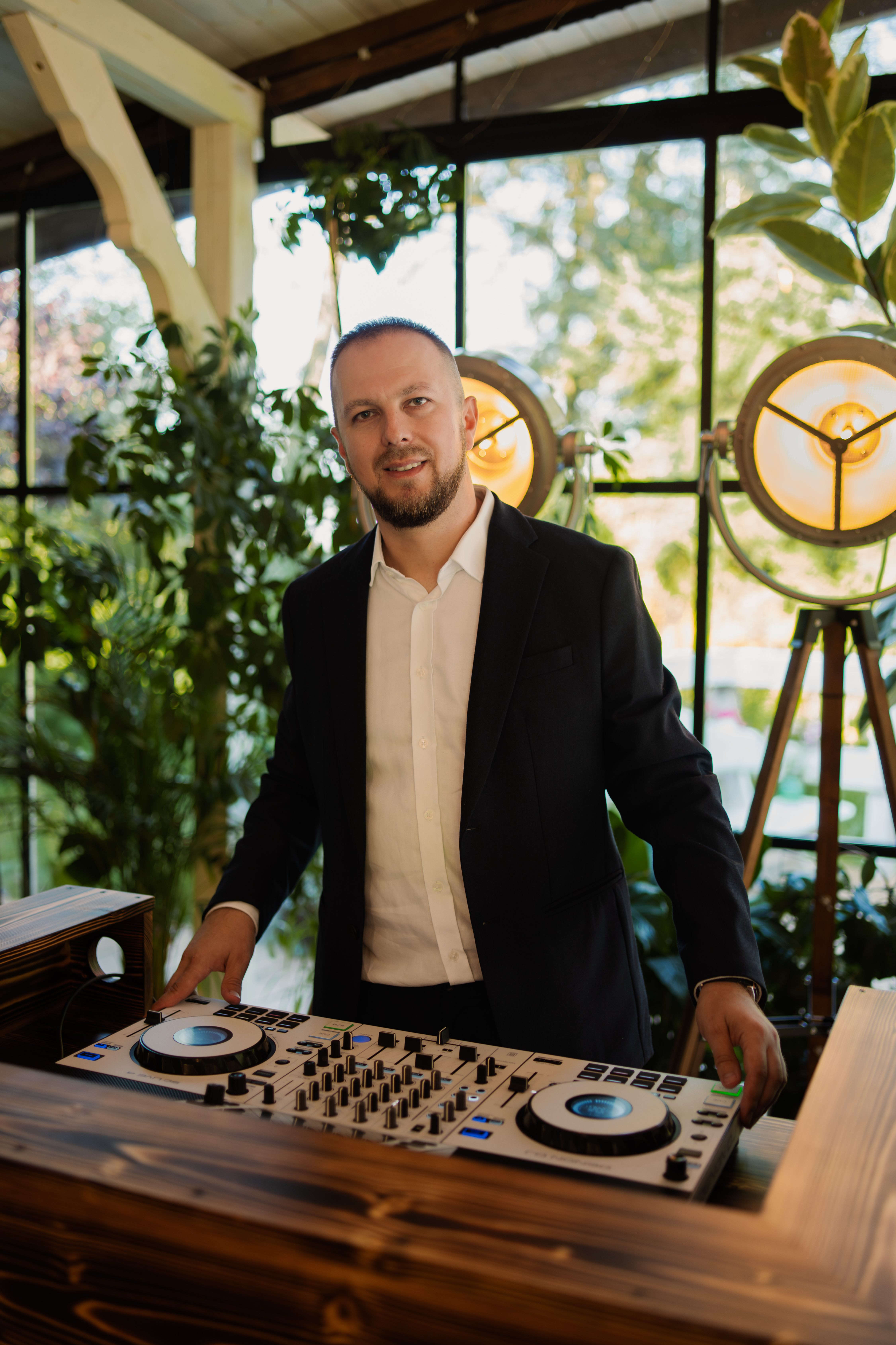 Adamski DJ przy konsolecie